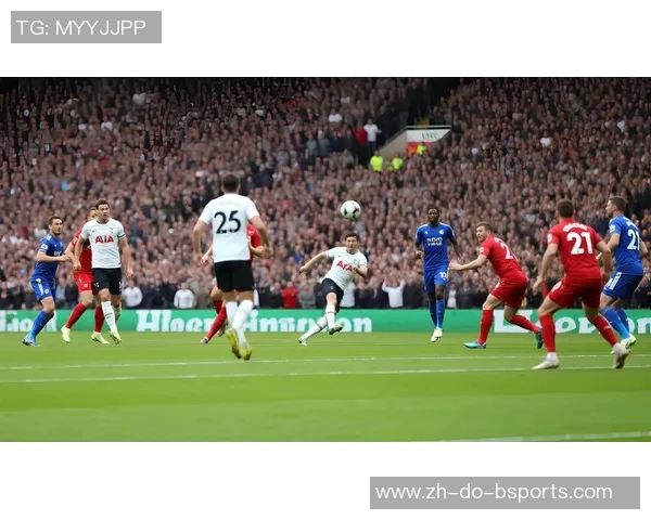 足球巨星放下绿茵激情转战草坪挥洒汗水畅快体验飞盘魅力